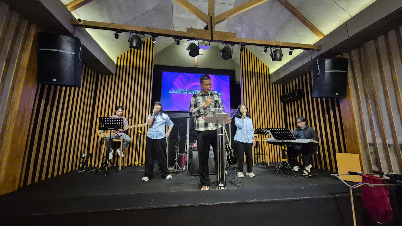 Iglesia con sistema de audio, luces y pantalla instalados
